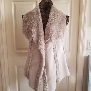Dolce Cabo Faux Fur Vest in Cream/Beige